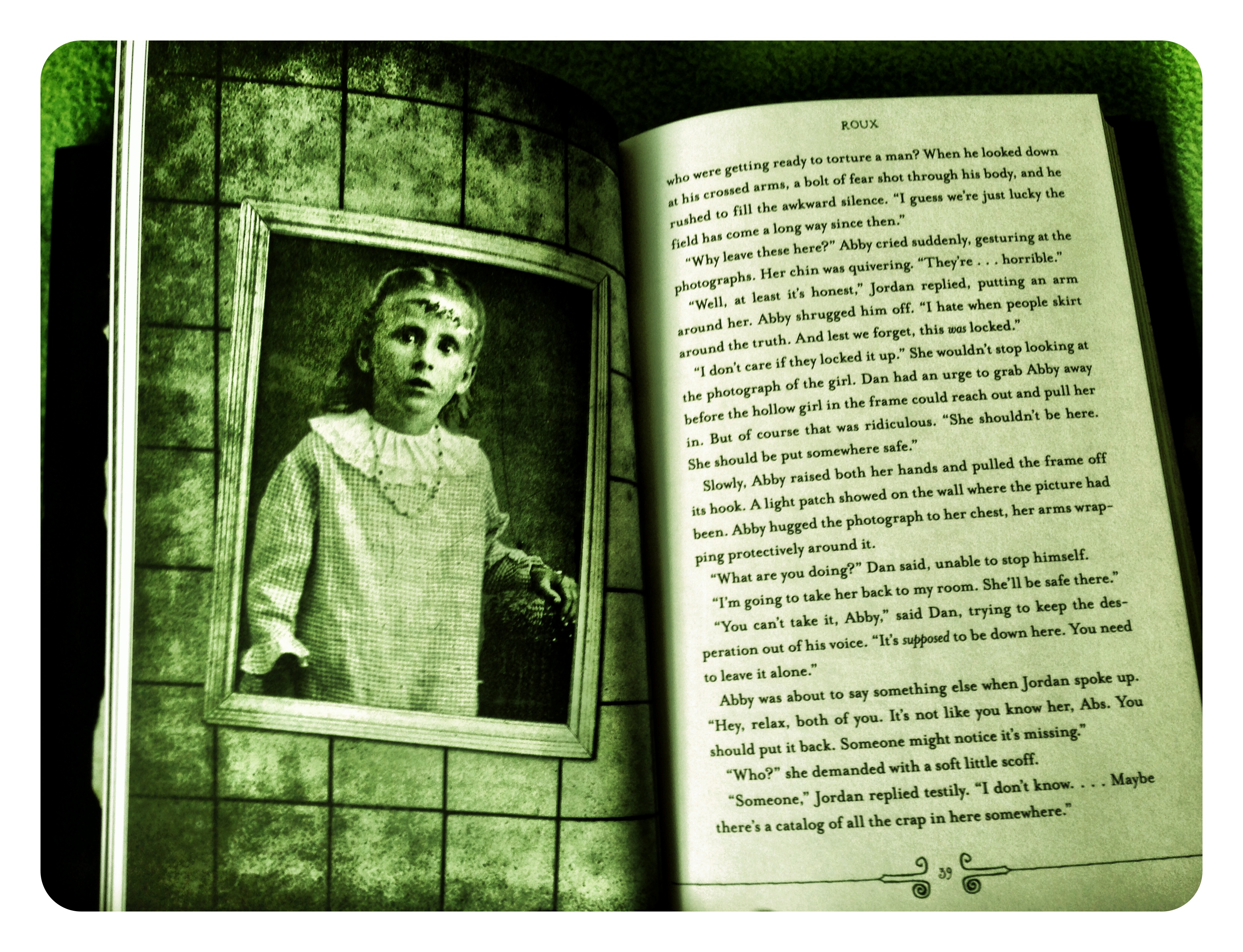 fotografierte Doppelseite aus dem Buch "Asylum" von Madeleine Roux